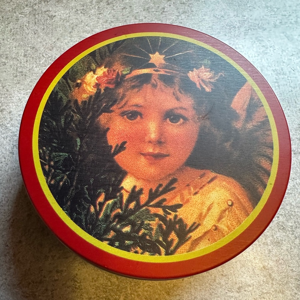 Vintage-Inspired Decorative Tin and 6 Coaster Set. Excellent condition.